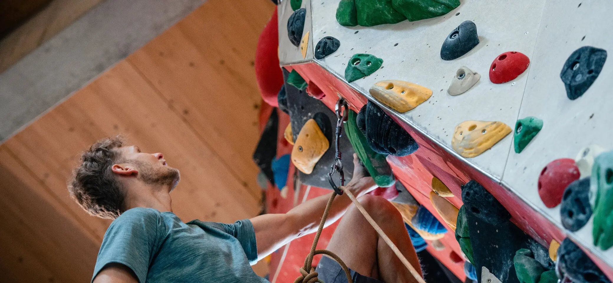 Ein Mann beginnt an einer Wand zu bouldern | © DAV/Marisa Koch