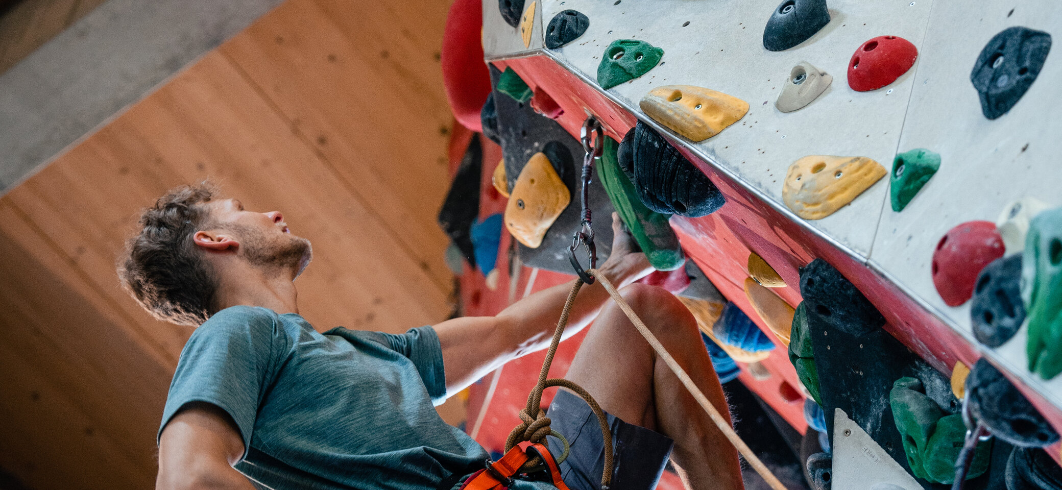 Ein Mann beginnt an einer Wand zu bouldern | © DAV/Marisa Koch